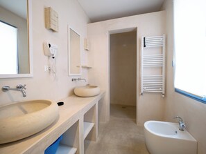 Suite (4) | Bathroom | Shower, rainfall showerhead, free toiletries, hair dryer