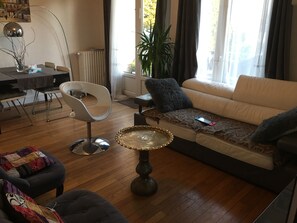 TV - Very nice apartment in saint germain in laye. (Saint-Germain-en-Laye)