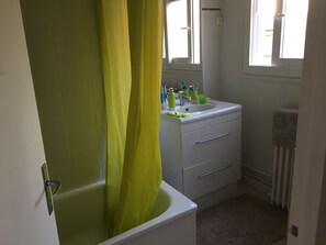 Bathroom - Very nice apartment in saint germain in laye. (Saint-Germain-en-Laye)