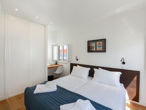 2 bedrooms, desk, iron/ironing board, internet