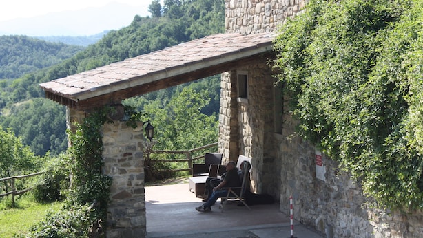 Un bâtiment en pierre doté d’un patio couvert.