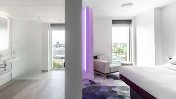 First Class Room | Hypo-allergenic bedding, minibar, in-room safe, desk
