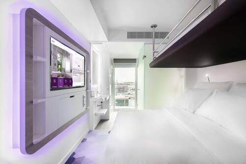 Triple Room | Allergitestade sängkläder, minibar och värdeförvaringsskåp på rummet