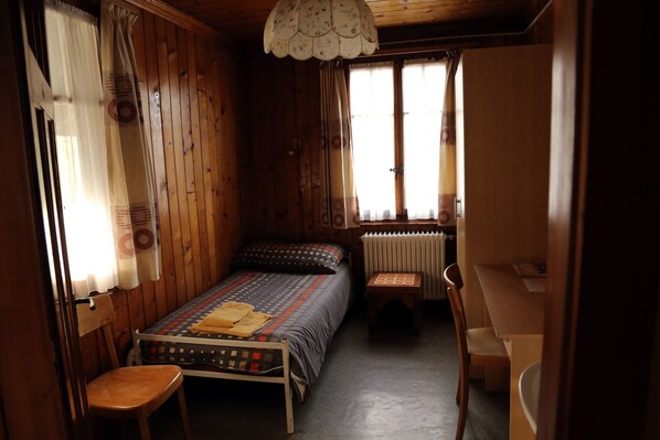 Chambre Simple (Shared bathroom)