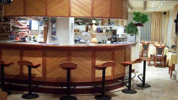 Bar (trong khuôn viên)