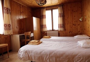 Kamer, 1 twee- of 2 eenpersoonsbedden (Shared bathroom) | Een bureau, gratis babybedden, extra bedden (toeslag), gratis wifi