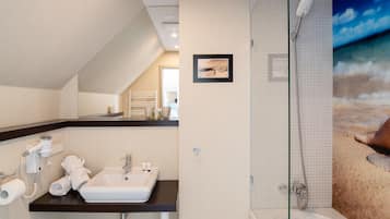 Bañera, secador de pelo, toallas, papel higiénico