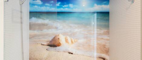 Apartemen (Violet) | Kamar mandi | Bathtub, pengering rambut, handuk, dan tisu toilet