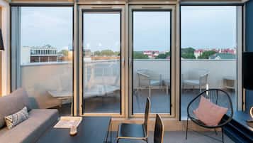 Ático, vistas al mar | Sala de estar | Una televisión de pantalla plana