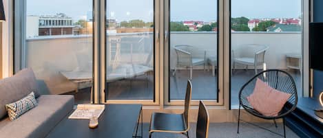 Appartement Penthouse, vue sur la mer | Salle de séjour | Téléviseur à écran plat