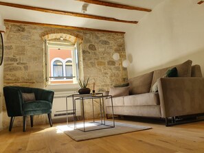 Deluxe-Doppelzimmer, Stadtblick | Wohnbereich | Flachbildfernseher