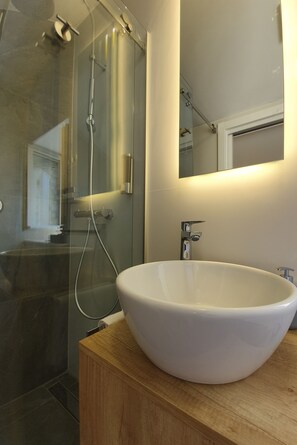 Superior double room - attic, City view | حمام | تجهيزات دش، مجففات شعر، خف للقدمين، مناشف