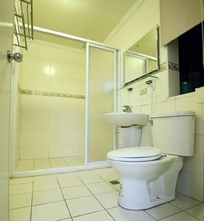 Douche, douche à « effet pluie », articles de toilette gratuits