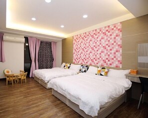 Desk, blackout drapes, soundproofing, rollaway beds - Jushan 93 House (Zhushan)