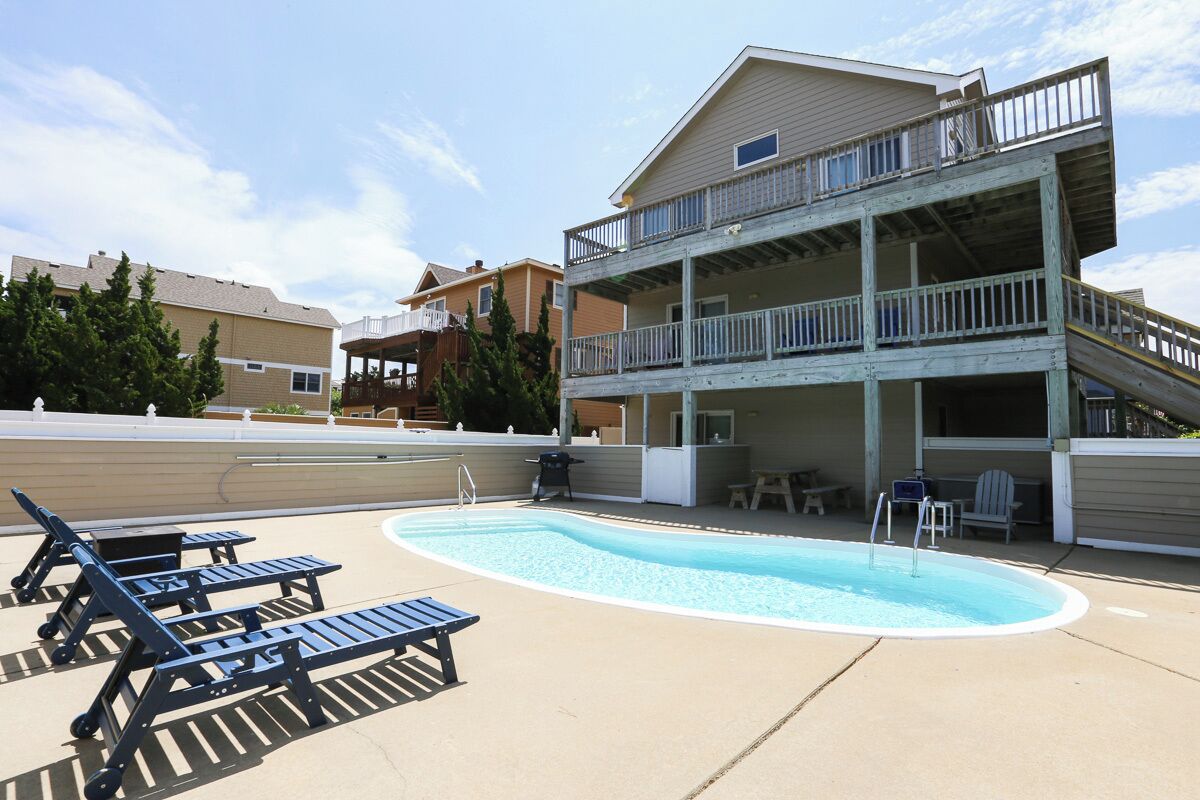 Beautifully decorated 6 BR Oceanside home with Private Pool & Dogs Allowed