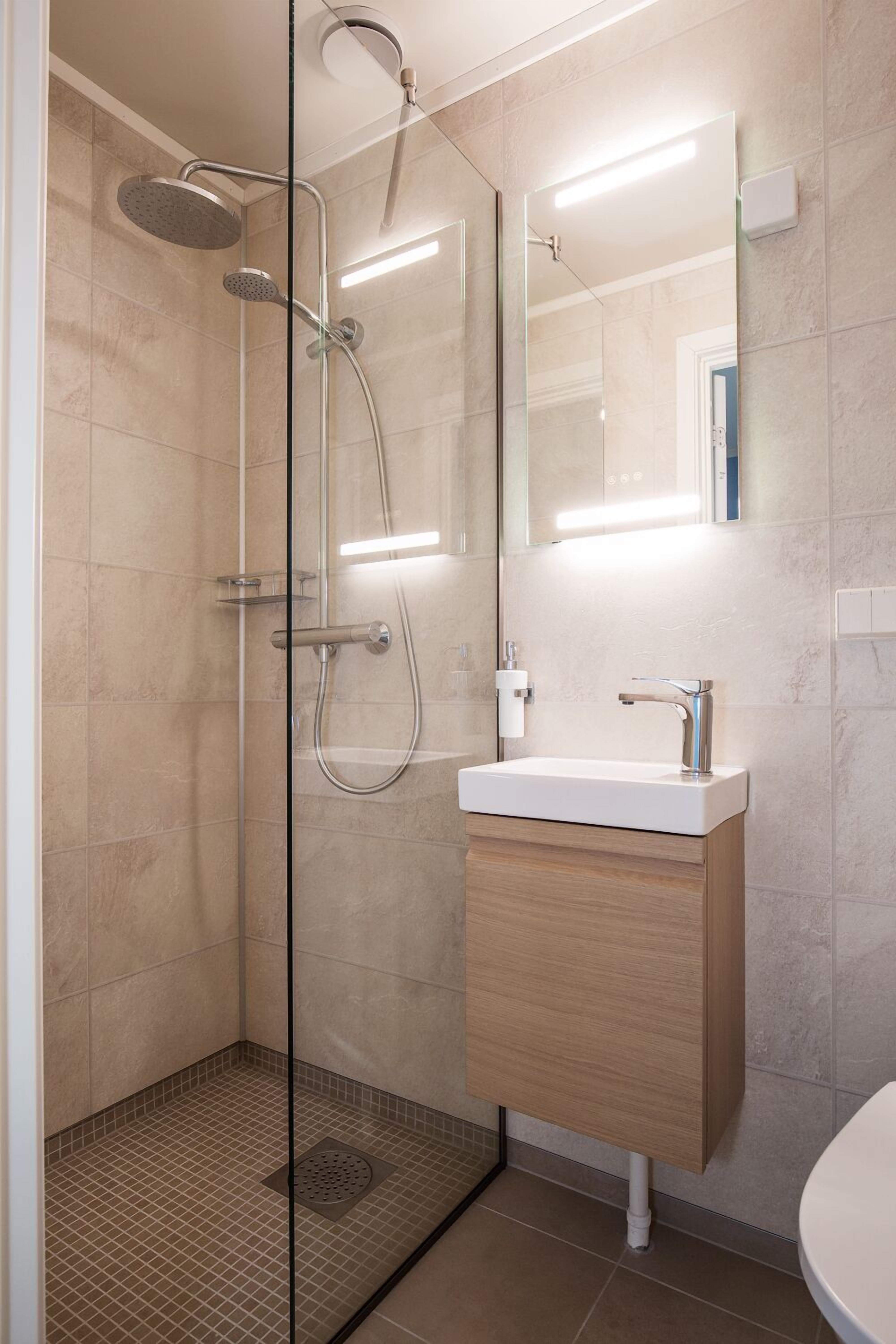 family room, 2 bedrooms | bathroom | towels, soap, toilet paper