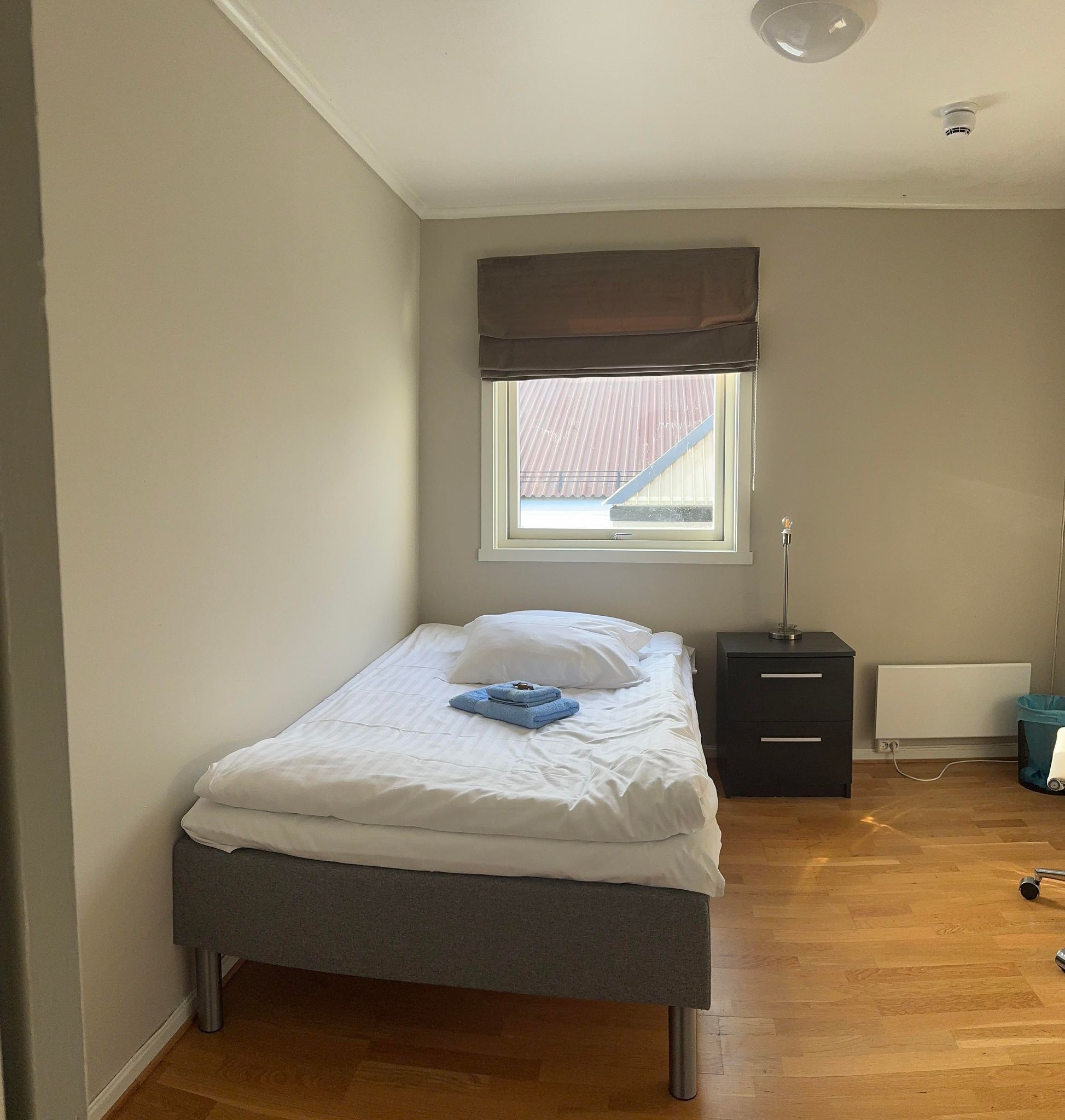 Habitación individual económica, baño compartido | Wifi gratis y ropa de cama