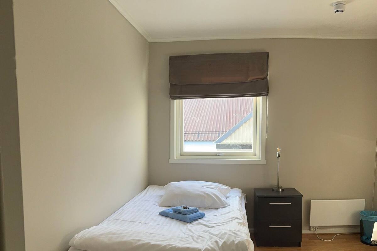 Habitación individual económica, baño compartido | Wifi gratis y ropa de cama
