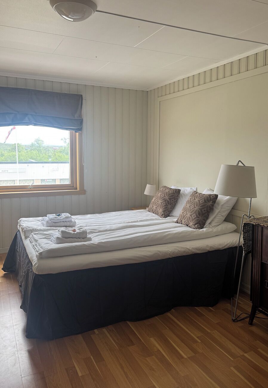 Habitación económica doble, dormitorio mixto, baño compartido | Wifi gratis y ropa de cama