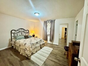 3 bedrooms, desk, iron/ironing board, free WiFi - A Serene Sanctuary in the South! A Peaceful Home Close to Everything!  (Springfield)