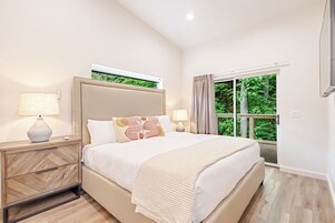 Deluxe Cabin, 1 King Bed, Mountain View (The Hemlocks - One Bedroom Bungalow)