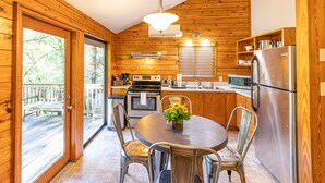 Cabaña, 2 camas de matrimonio, vistas a la montaña (Ash Cabin) | Cocina privada