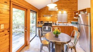 Ferienhütte, 2 Queen-Betten, Bergblick (Ash Cabin) | Eigene Küche