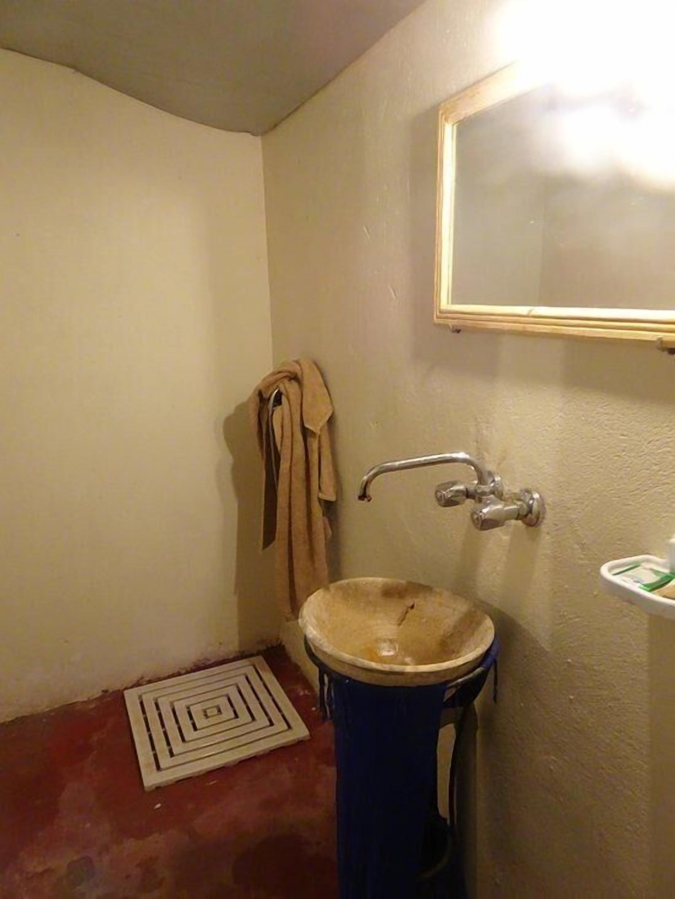 Tente Classique, 1 lit double | Salle de bain | Douche, douche à « effet pluie », serviettes fournies
