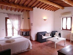 Rom, rom vegg-i-vegg (37 m) | Minibar, safe på rommet, skrivebord og wi-fi (inkludert)