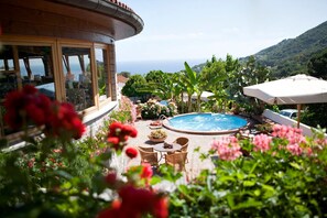 Alberca al aire libre por temporada y sombrillas en la alberca