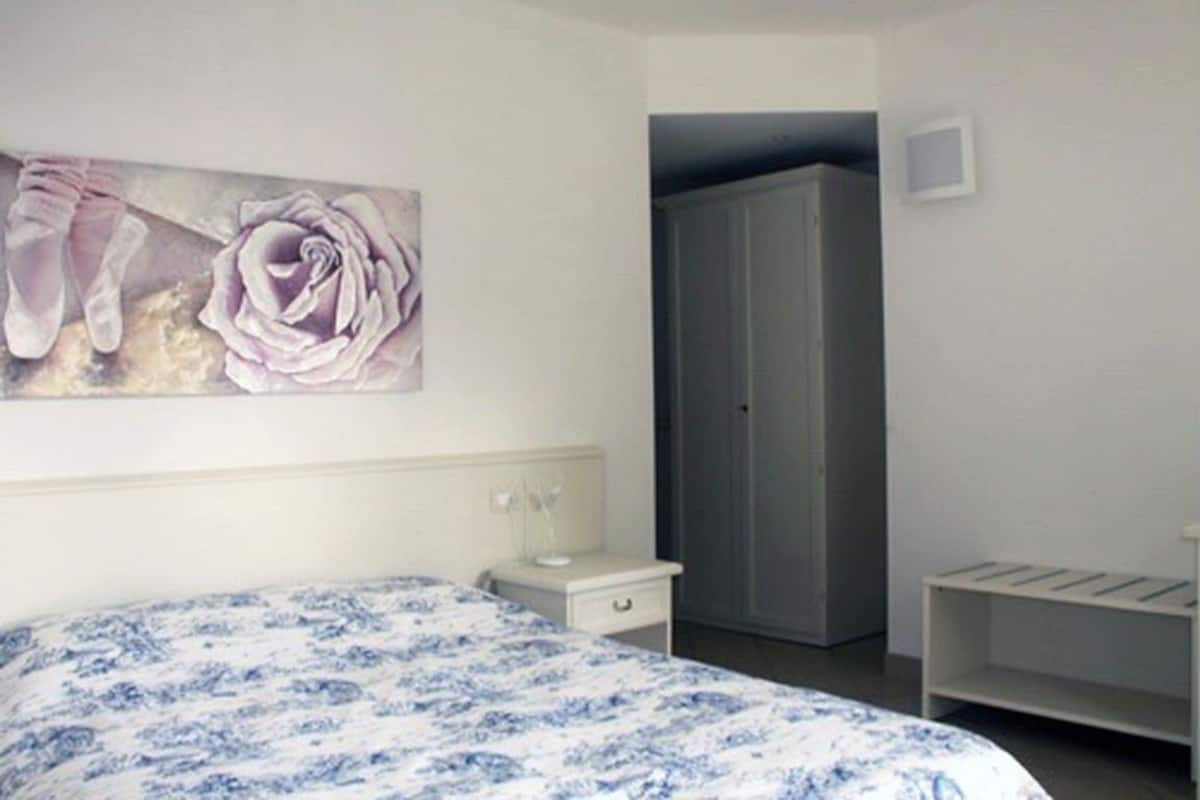 Superior kamer, 1 twee- of 2 eenpersoonsbedden | 1 slaapkamer, een bureau, babybedden, extra bedden