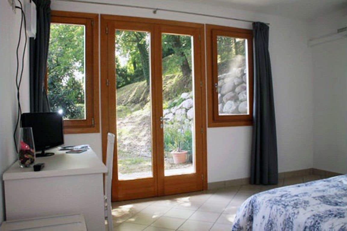 Habitación superior con 1 cama matrimonial o 2 individuales | Escritorio, cunas, camas extra y wifi gratis 