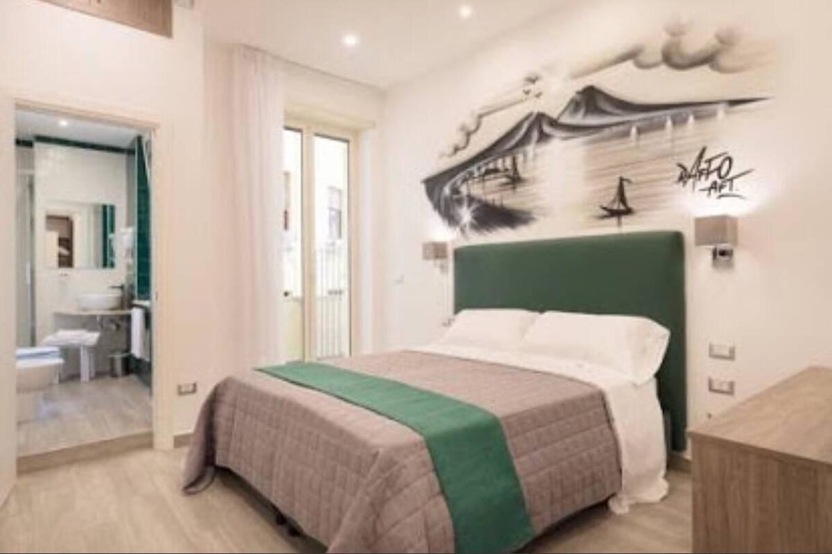 Kamer, 1 twee- of 2 eenpersoonsbedden, balkon | Een minibar, een bureau, geluiddichte muren, een strijkplank/strijkijzer