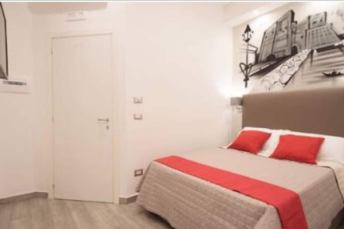 Tweepersoonskamer | Een minibar, een bureau, geluiddichte muren, een strijkplank/strijkijzer