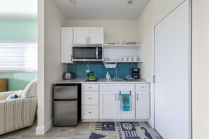 Coffee/tea maker, fridge, microwave, stovetop