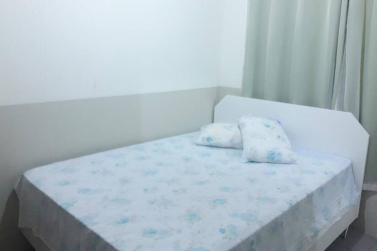 Quarto duplo c/ ventilador e banheiro privativo | Minibar, blackout curtains, iron/ironing board, free WiFi