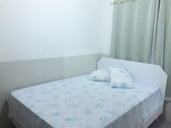 Quarto duplo c/ ventilador e banheiro privativo | Minibar, blackout curtains, iron/ironing board, free WiFi