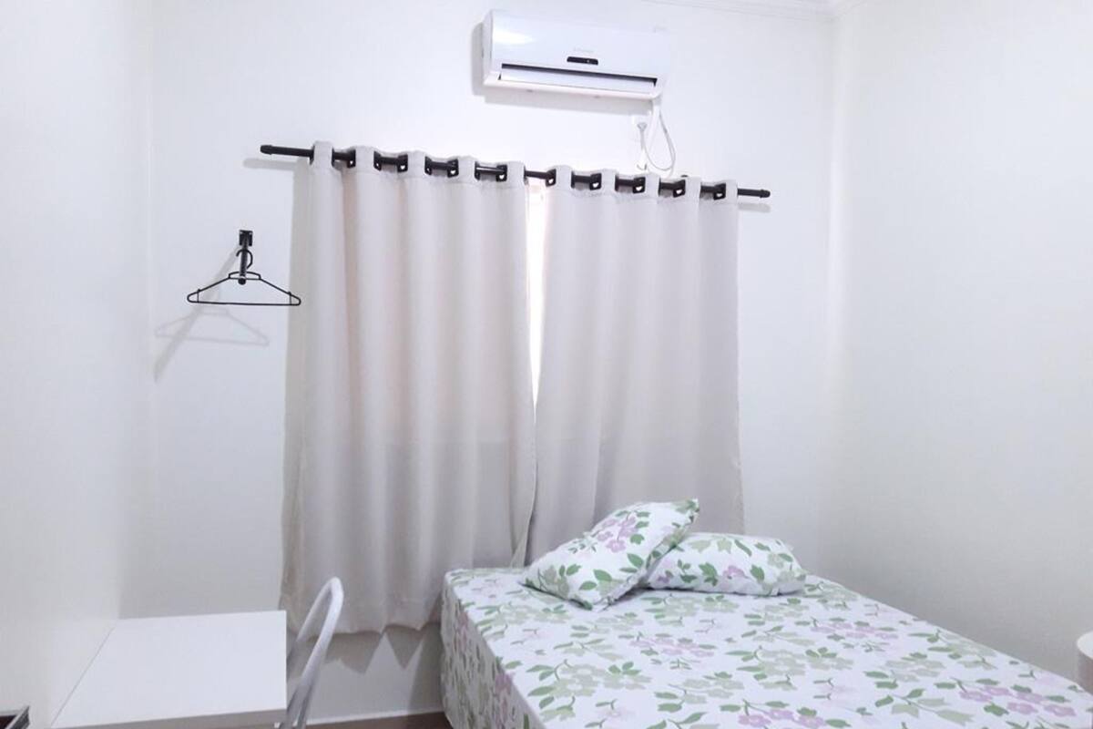 Quarto duplo casal c/ ar condicionado e banheiro privativo | Minibar, blackout curtains, iron/ironing board, free WiFi