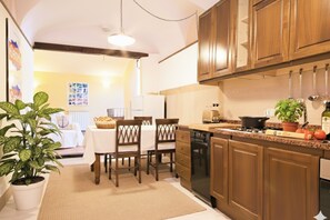 Departamento, 2 habitaciones | Cocina privada | Refrigerador con congelador, microondas, horno y parrilla de estufa 