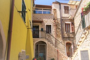 Vista frontal de la propiedad