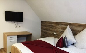 1 chambre, bureau, fer et planche à repasser, lit de bébé (supplément)