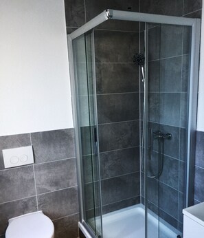 Douche, serviettes fournies