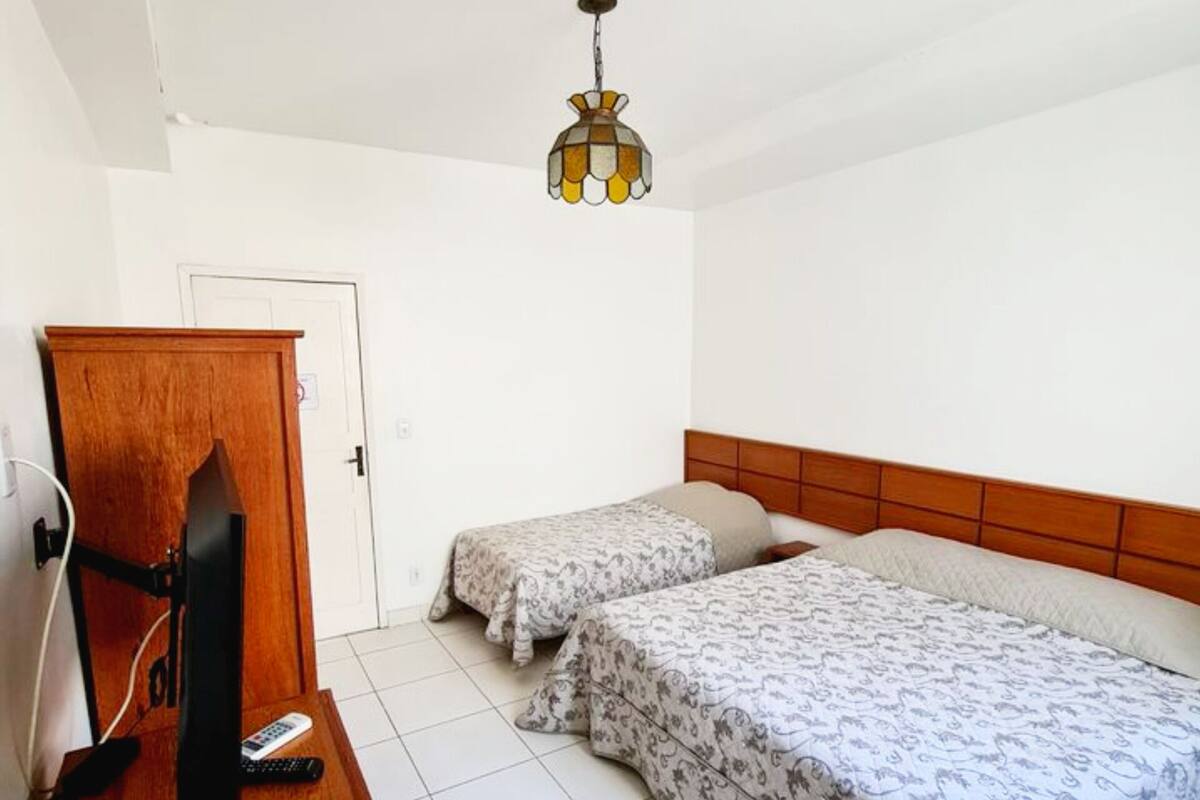 Chambre Triple | Fer et planche à repasser, Wi-Fi gratuit, décoration personnalisée