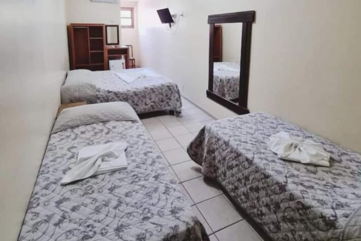 Chambre Quadruple Deluxe | Fer et planche à repasser, Wi-Fi gratuit, décoration personnalisée