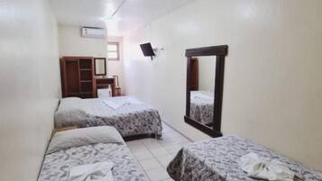 Quarto quádruplo luxo | Individualmente decorados, ferros/tábuas de passar roupa