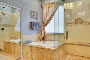 Free toiletries, hair dryer, towels - Poolside Paradise! Luxe Golf Getaway in Phoenix (Phoenix)