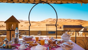 تناول الطعام بالخارج