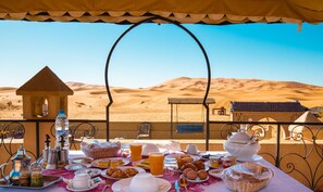 Outdoor dining - KASBAH YASMINA HOTEL (MERZOUGA)