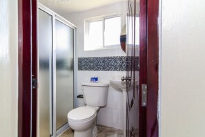 Dusche, kostenlose Toilettenartikel, Haartrockner, Handtücher