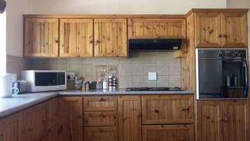 Family Villa, 3 Bedrooms, Non Smoking, Mountain View | Private kitchen